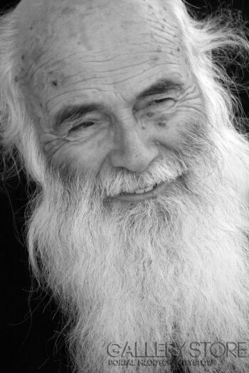 First32323 Last32323-Smiling old man-Fotografia