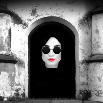 First32323 Last32323-White Face and glass-Fotografia