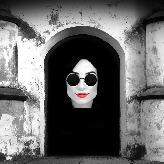 First32323 Last32323-White Face and glass-Fotografia